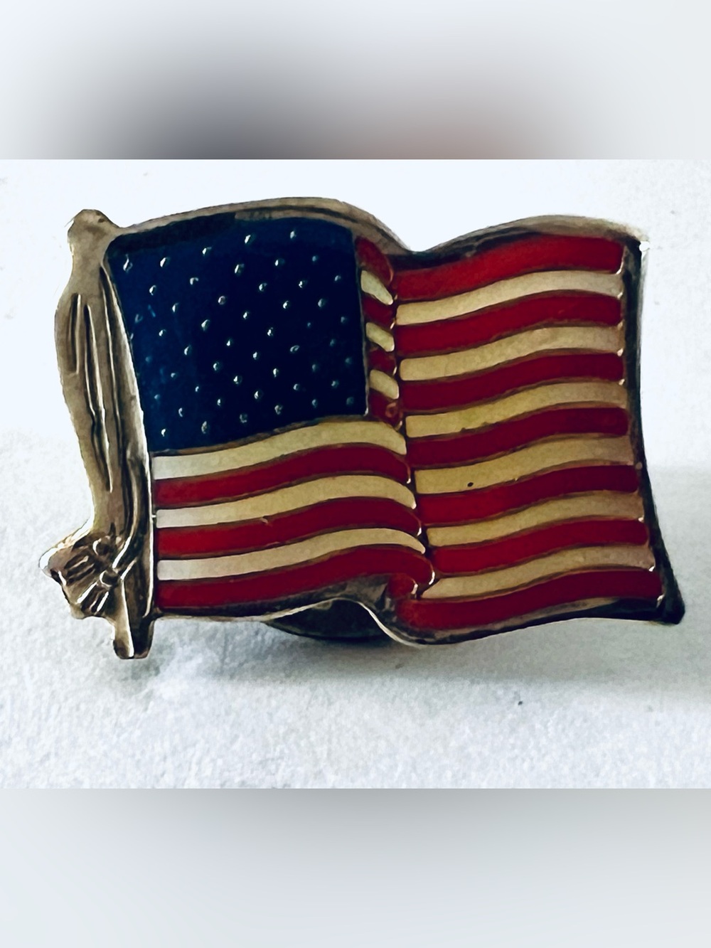 VTG American Flag Lapel Pin Waving USA Patriotic Gold Tone Enamel Brooch 0.75”